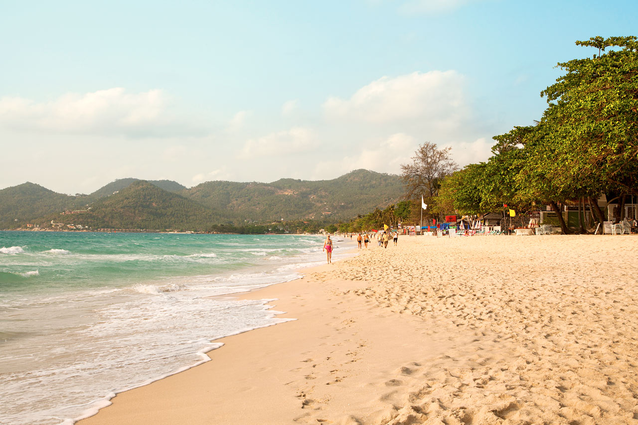 For øyeblikket er solsenger, barer og annen kommersiell virksomhet fjernet fra alle strender i Thailand. Les mer i beskrivelsen av reisemålet.