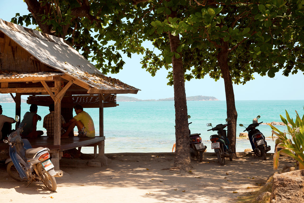 For øyeblikket er solsenger, barer og annen kommersiell virksomhet fjernet fra alle strender i Thailand. Les mer i beskrivelsen av reisemålet.