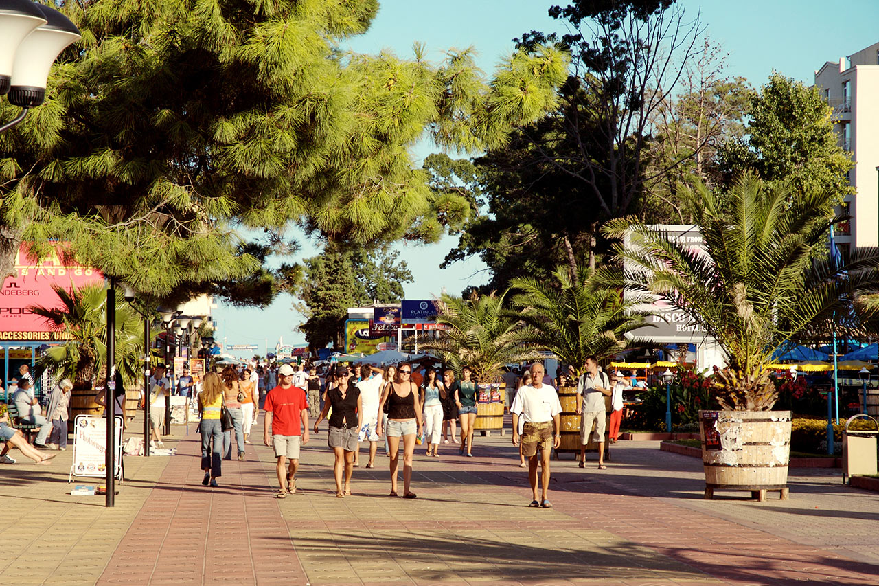 I Sunny Beach er det mange restauranter, barer og små butikker.