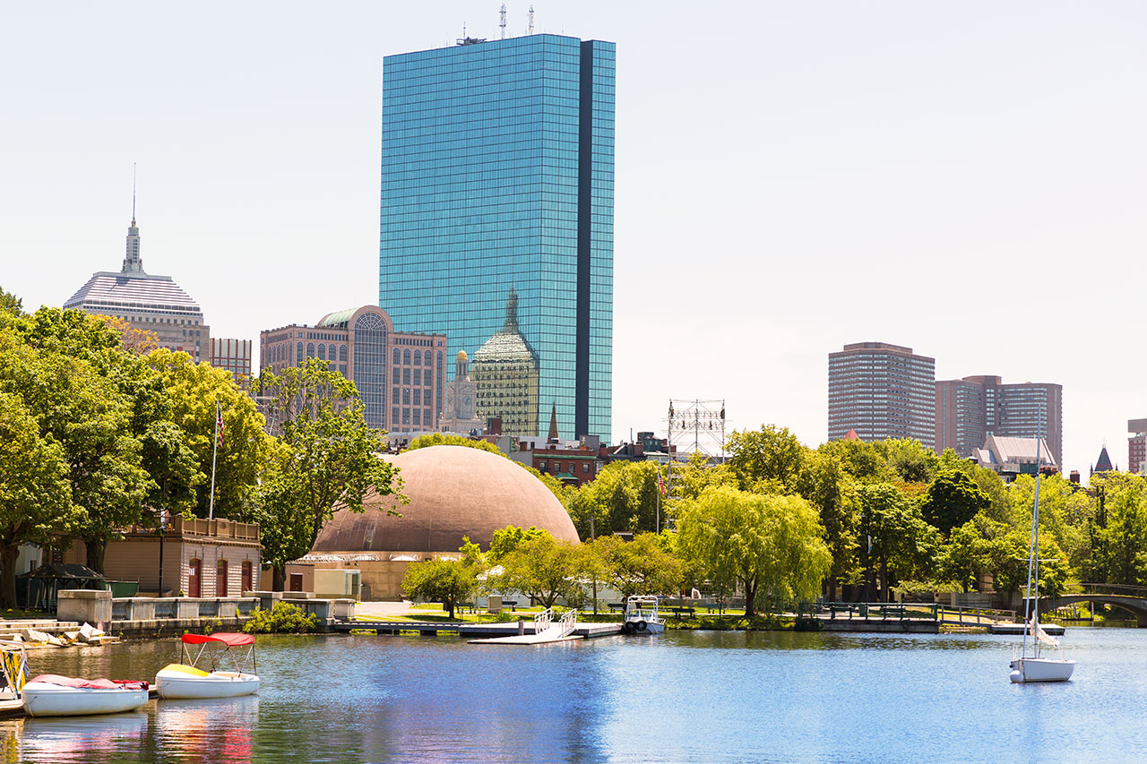 Seilbåter ved det fine parkområdet Charles River Esplanade