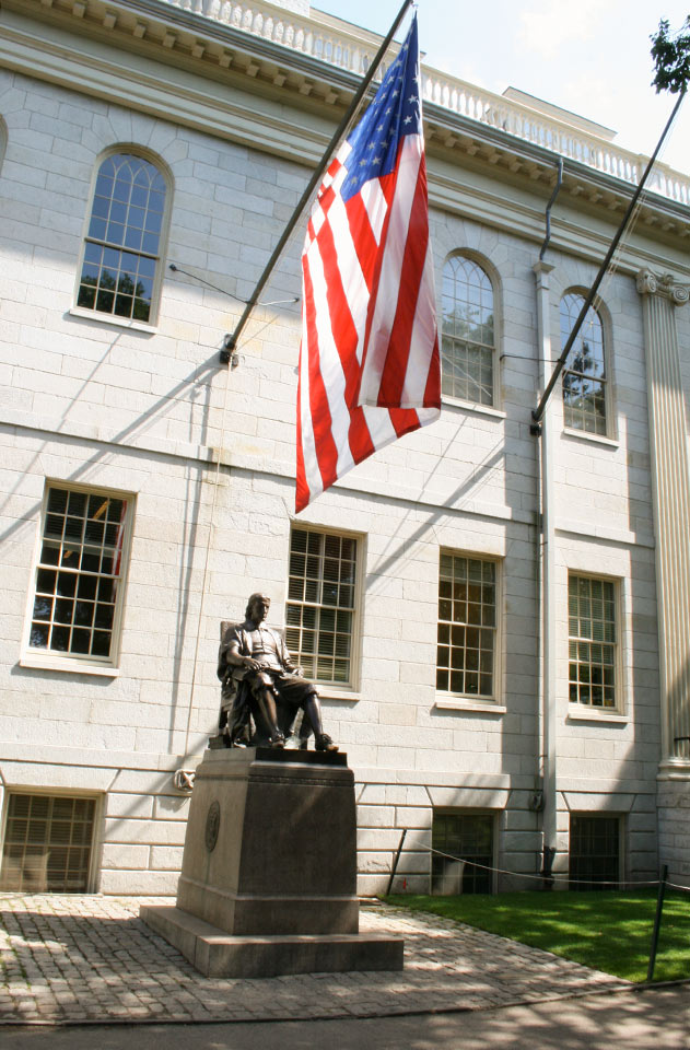 Statue av John Harvard på Harvard University