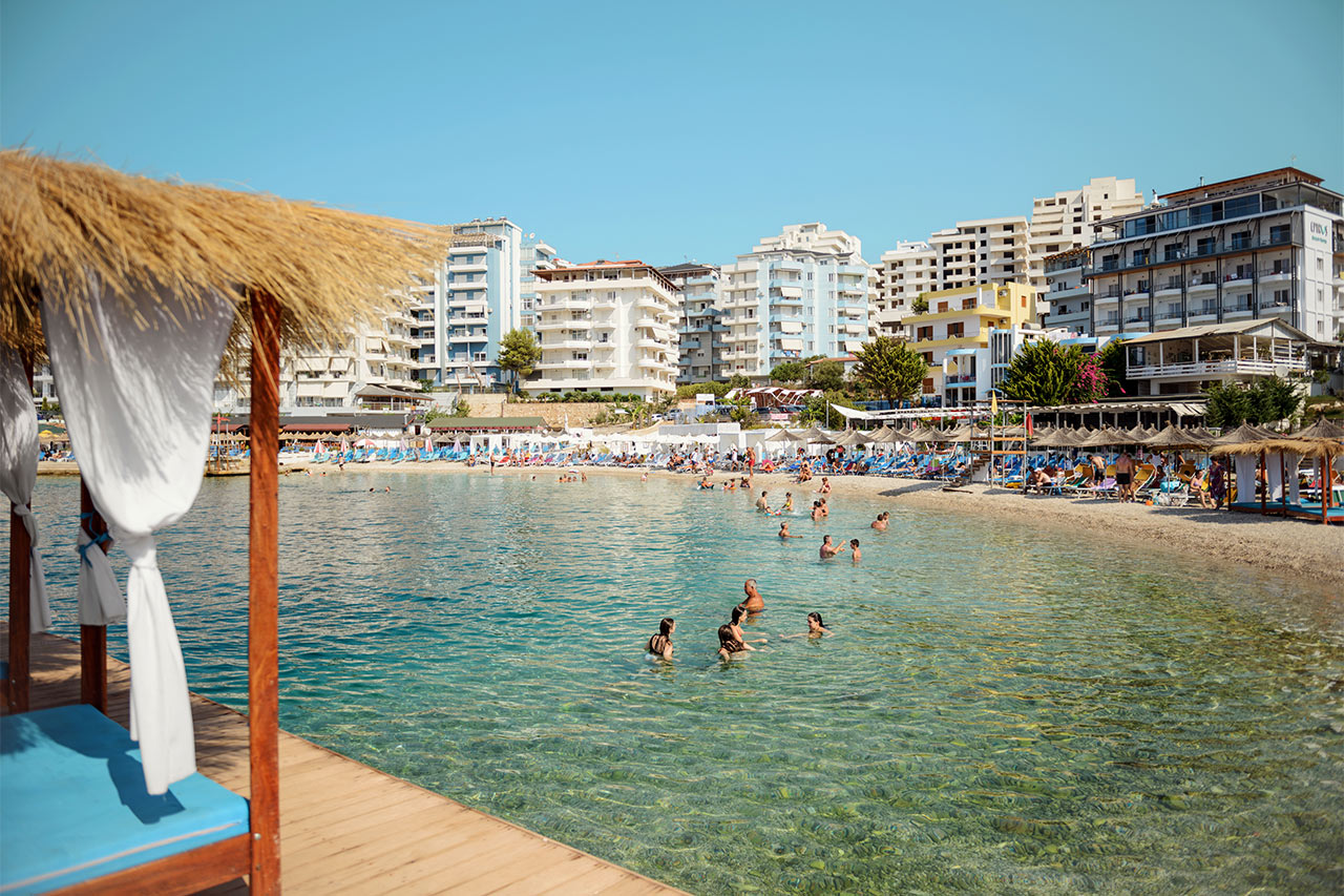 Stranden nærmest hotellene Epirus og Apollon