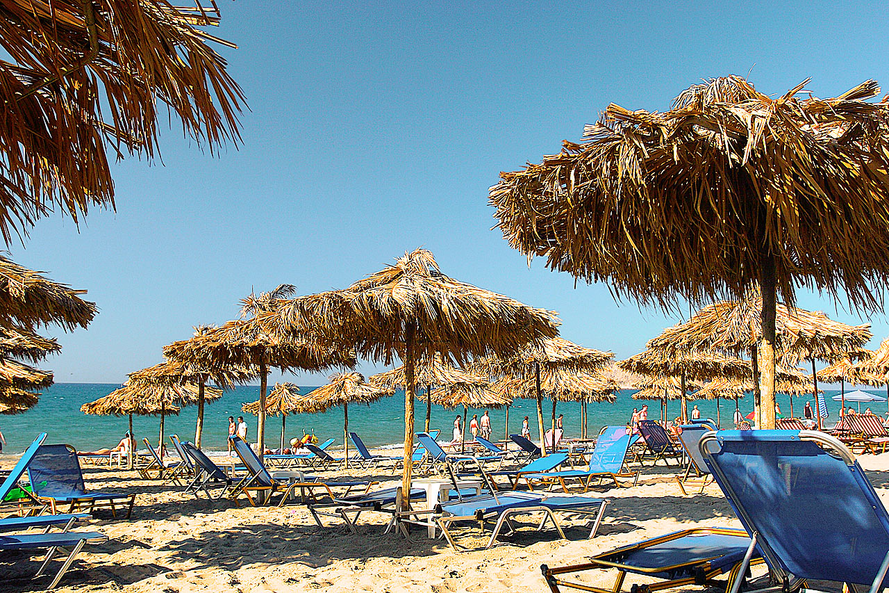 Det er enkelt å komme seg til strendene langs Chaniakysten med lokalbuss. Her er stranden i Agia Marina.