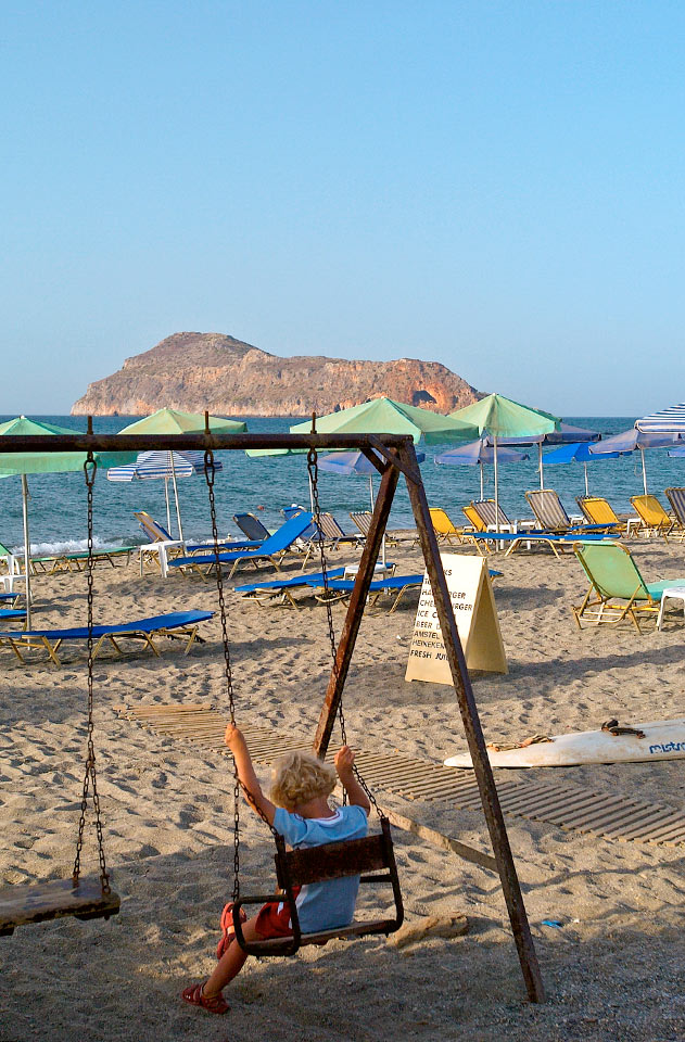 Det er enkelt å komme seg til strendene langs Chaniakysten med lokalbuss. Her er stranden i Platanias.
