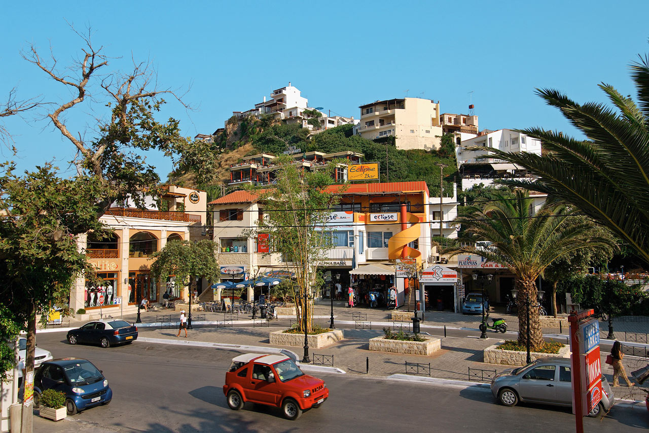 Torget i Platanias med øvre Platanias i bakgrunnen