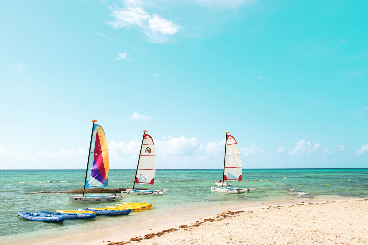 Her kan du seile, windsurfe, snorkle og dykke