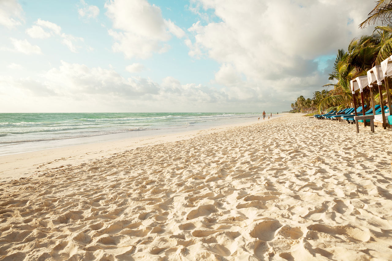 Strendene i Tulum begynner rett nedenfor mayaruinene og fortsetter videre sydover