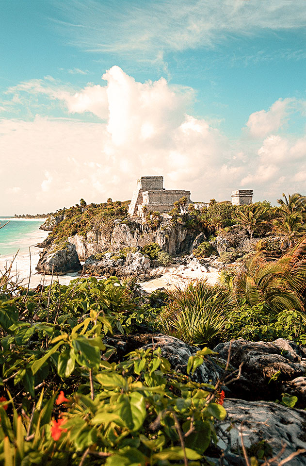 Tulum er kjent for sin vakre strand og de spektakulære mayaruinene