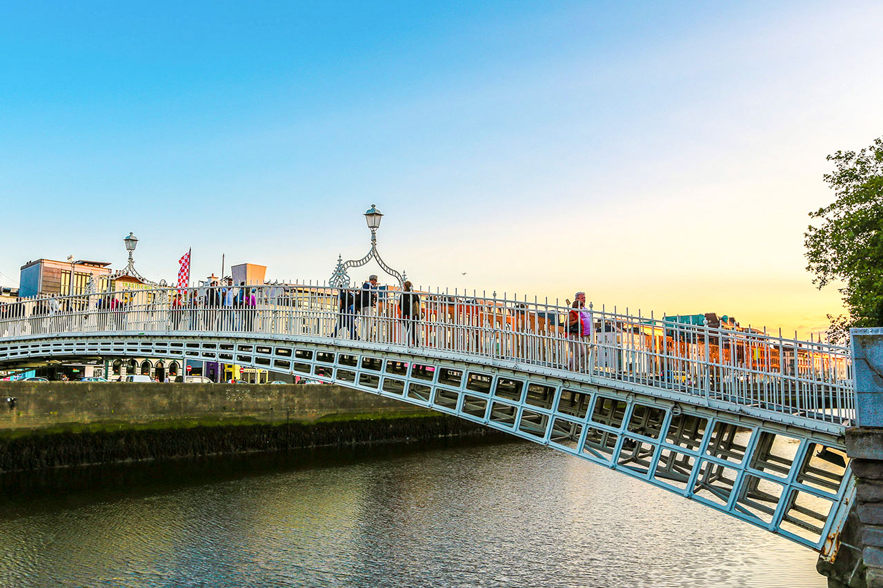 Ha'penny Bridge i sentrum av Dublin