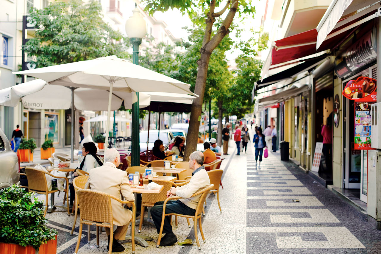 Kafégaten Rua Fernao Ornelas går gjennom hele Funchal ned til markedshallen.