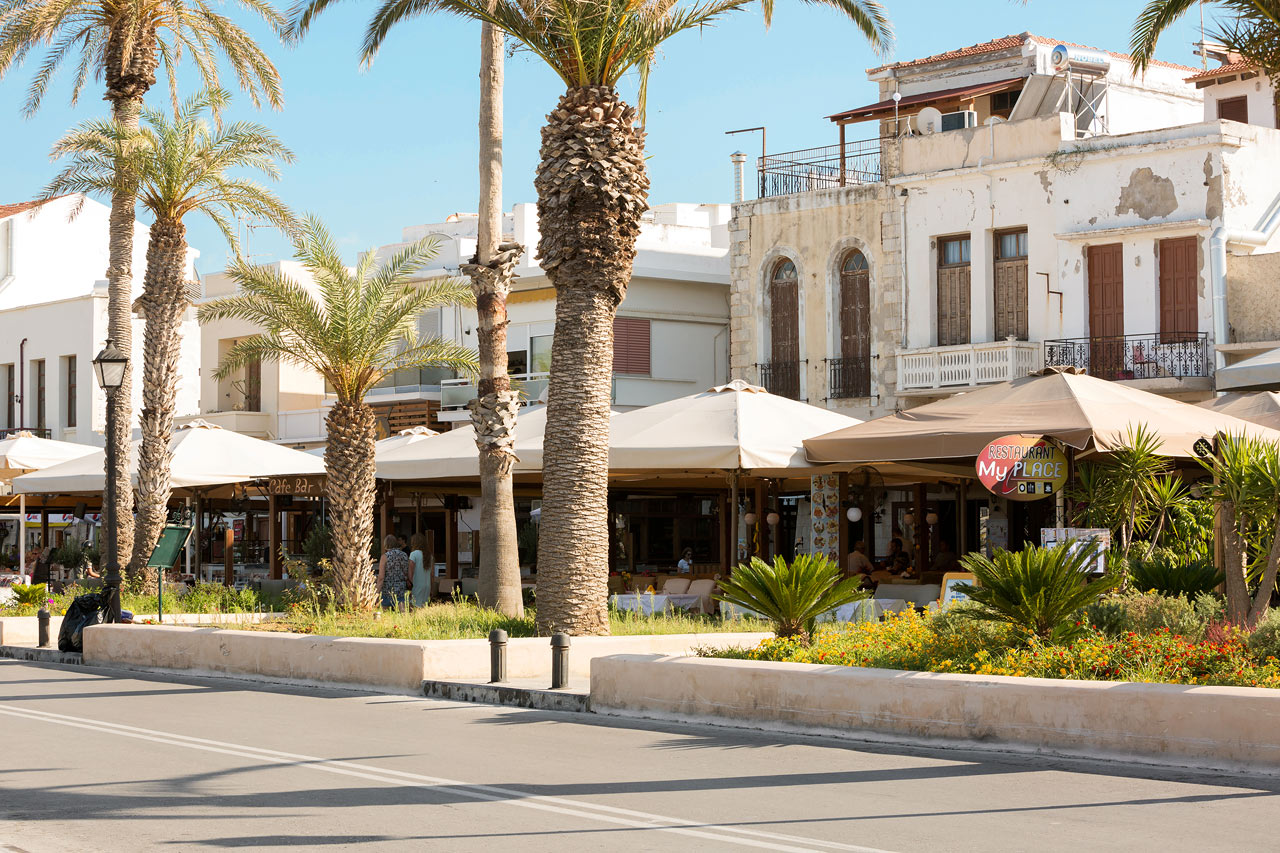 I forlengelsen av strandpromenaden i Rethymnon finner du mange hyggelige restauranter og barer