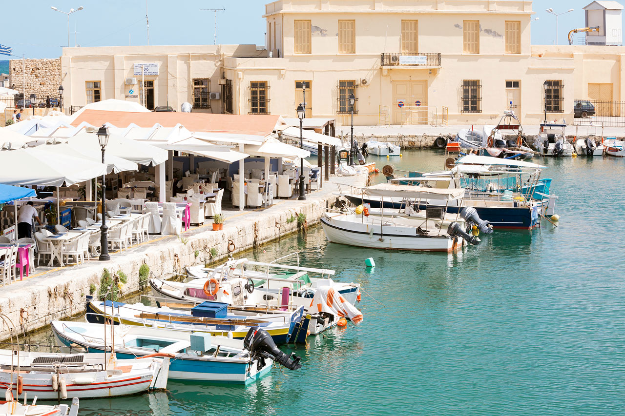 Det ligger mange hyggelige restauranter i den gamle havnen i Rethymnon