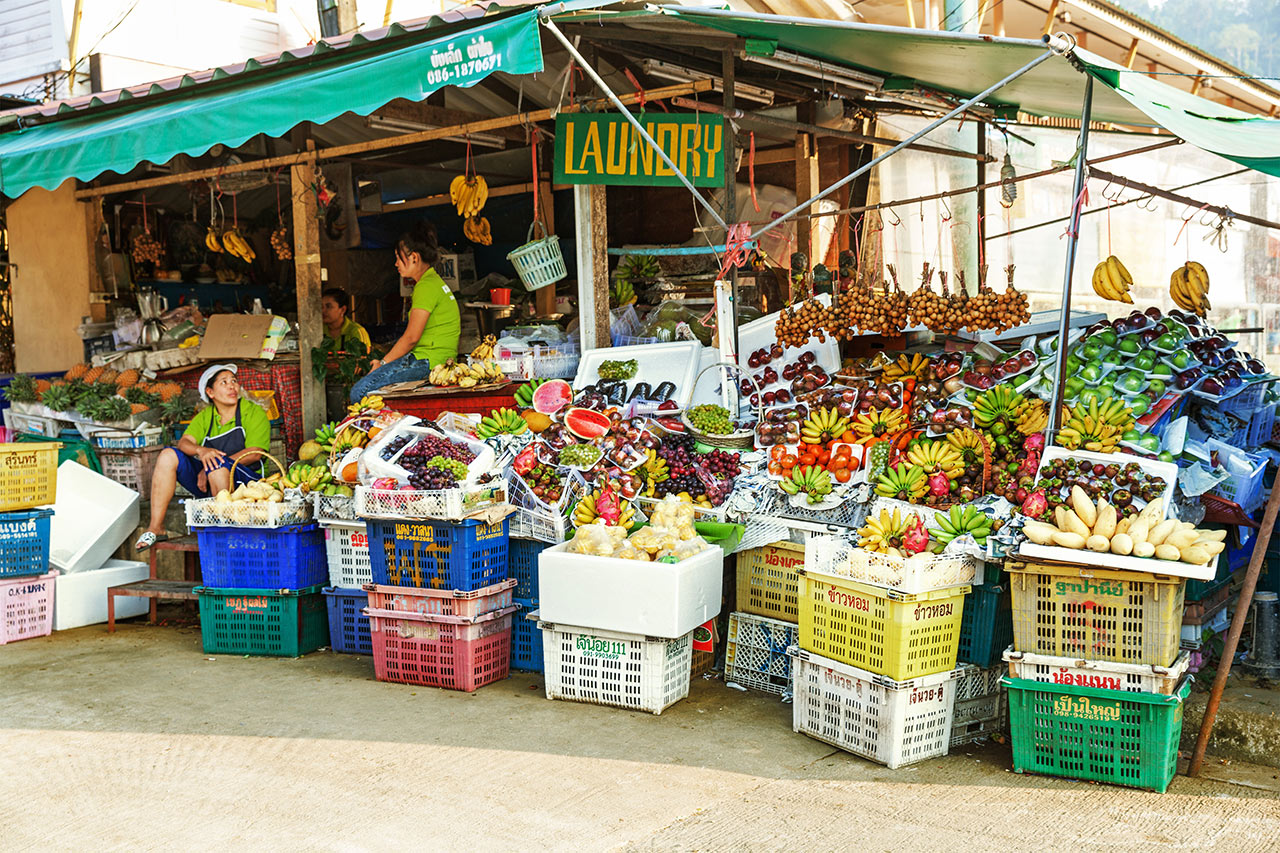 Kjøp gjerne med deg fersk frukt fra en av matbodene i Khao Lak