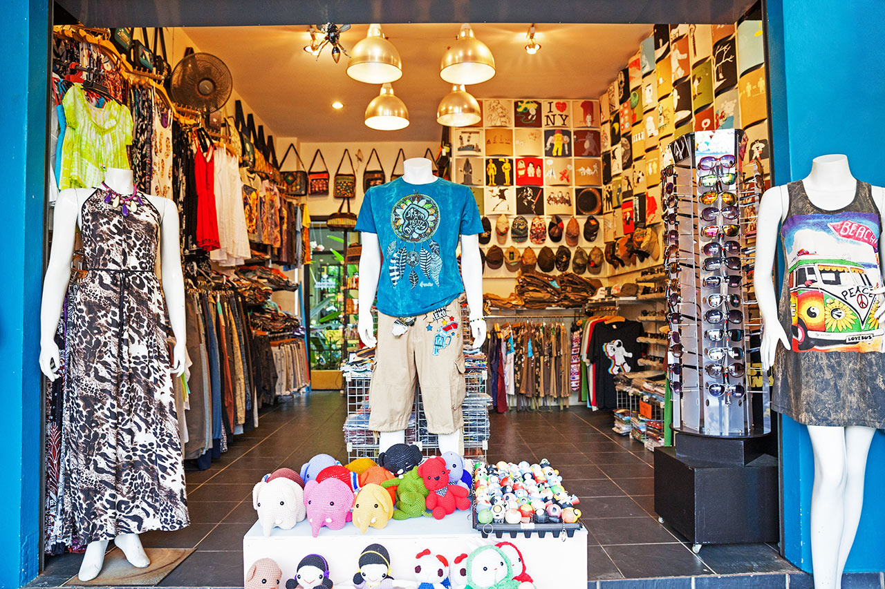 I Khao Lak er det noen butikker som selger klær og suvenirer