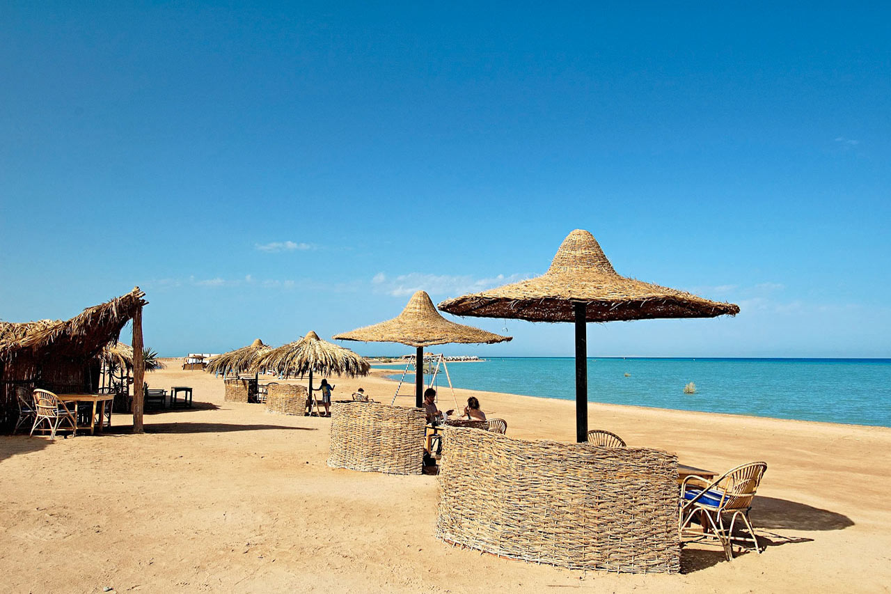 Stranden i nærheten av marinaen i El Gouna