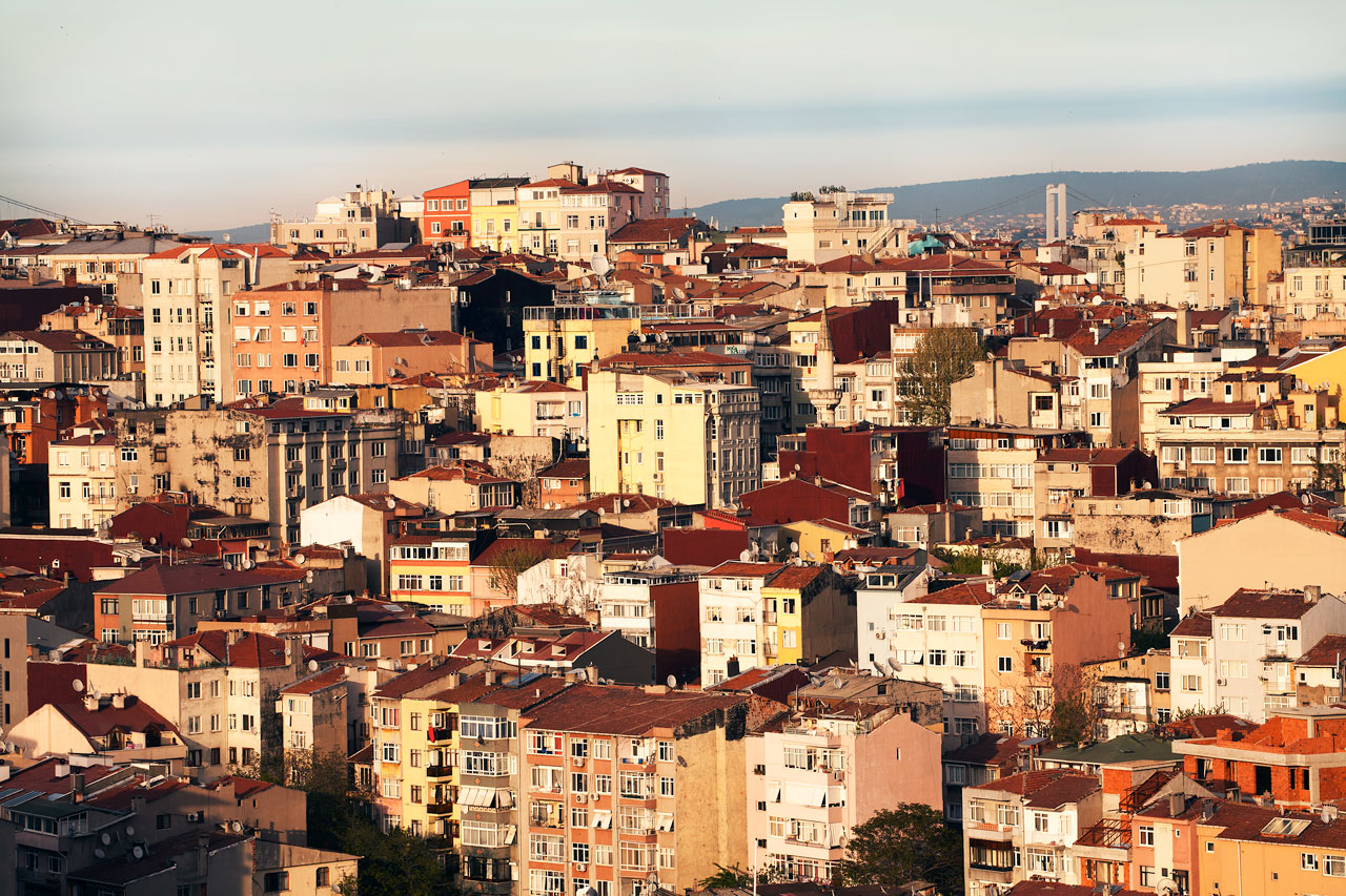 Morgensol over bydelen Cihangir med Bosporusstredet i bakgrunnen.