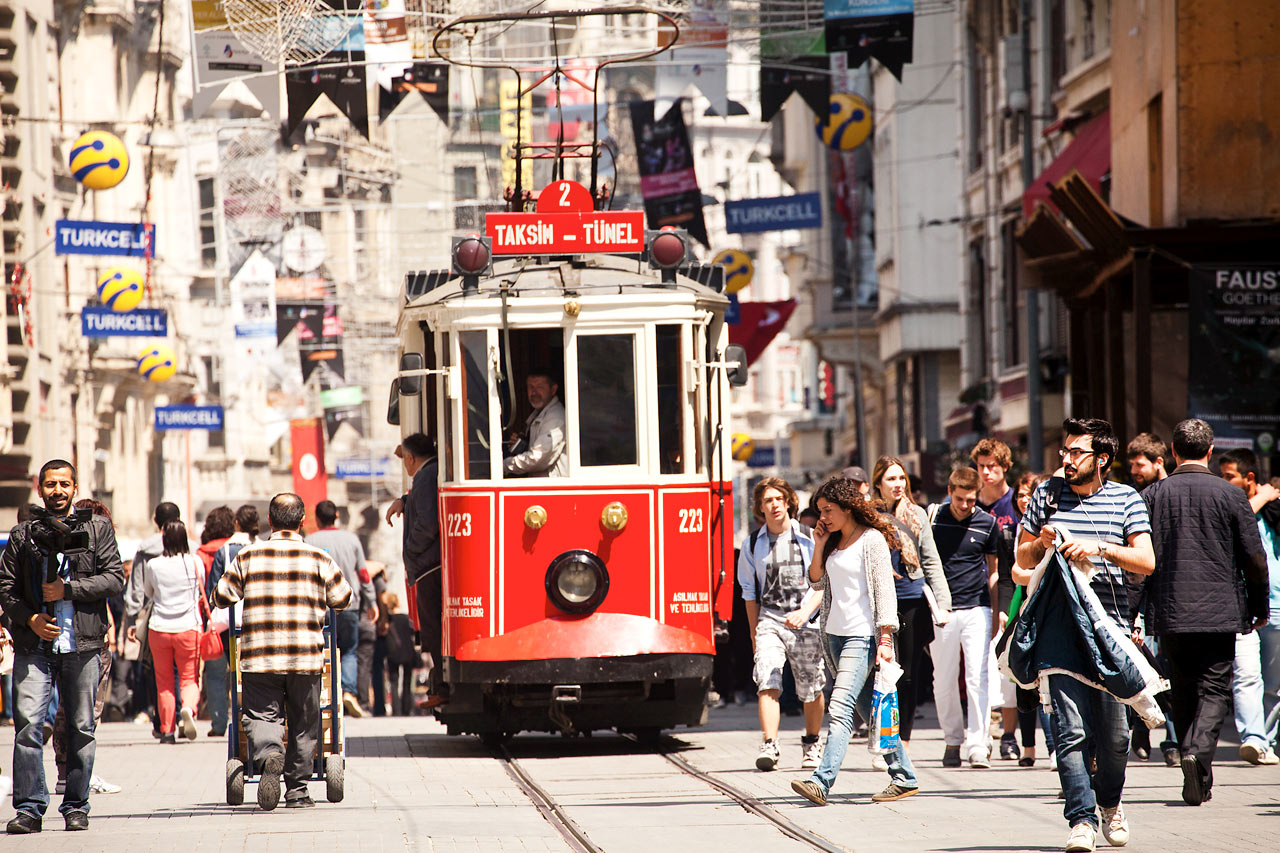 Trikken i den store shoppinggaten Istiklal Cadessi, Beyoglu