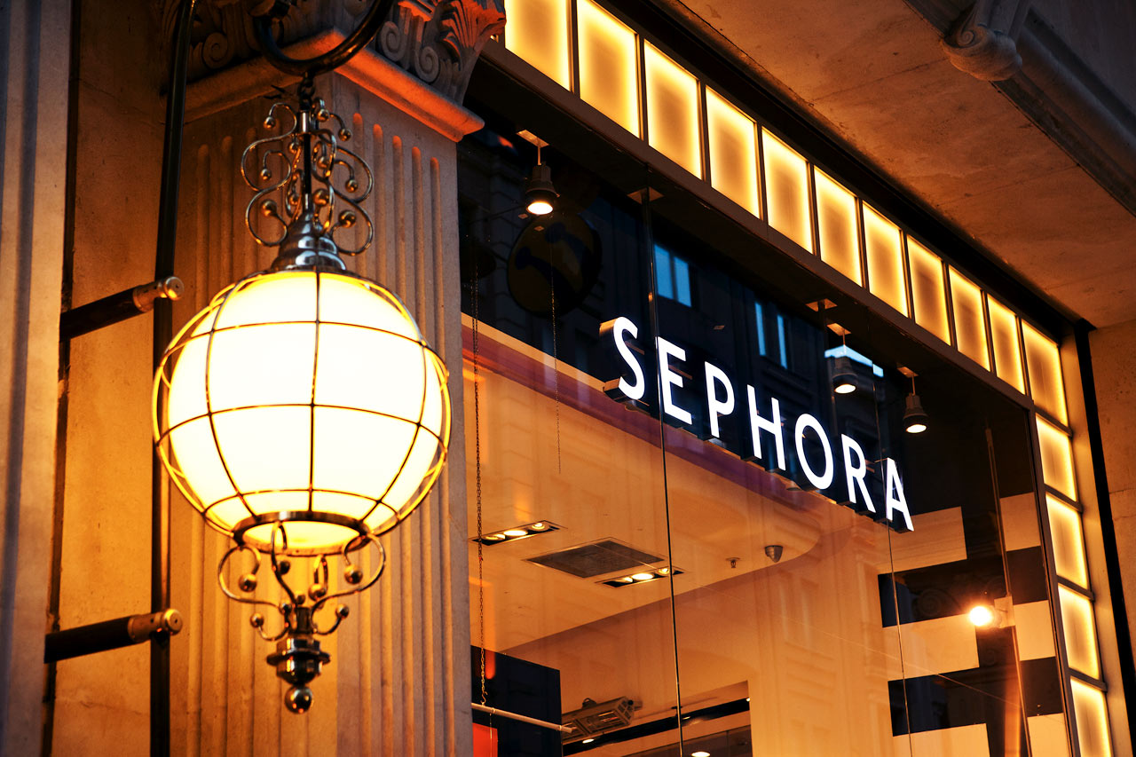 Istiklal Street. Shoppinggaten Beyoglu Sephora.