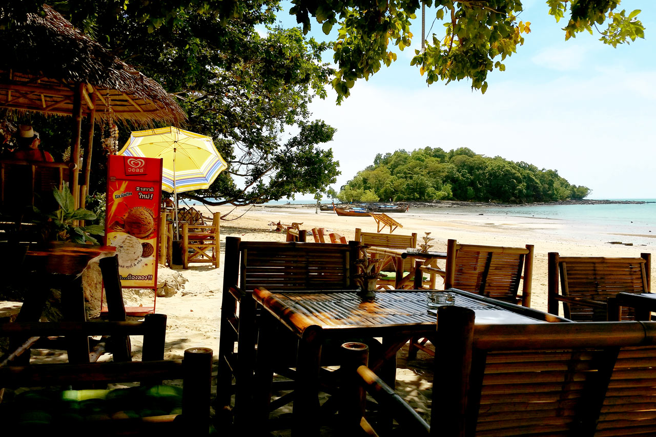 Restaurant på stranden i Klong Muang