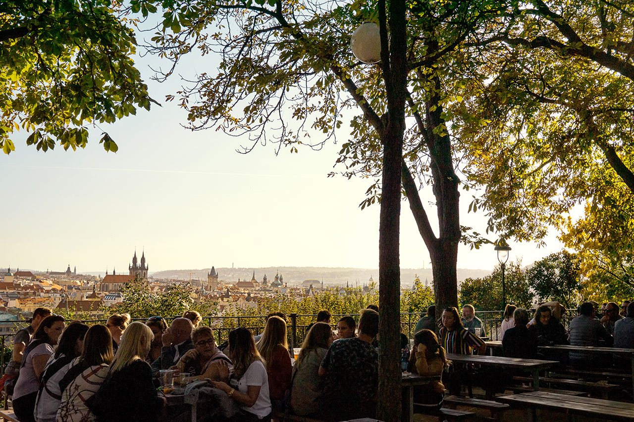 Uteservering i Letná Beer Garden