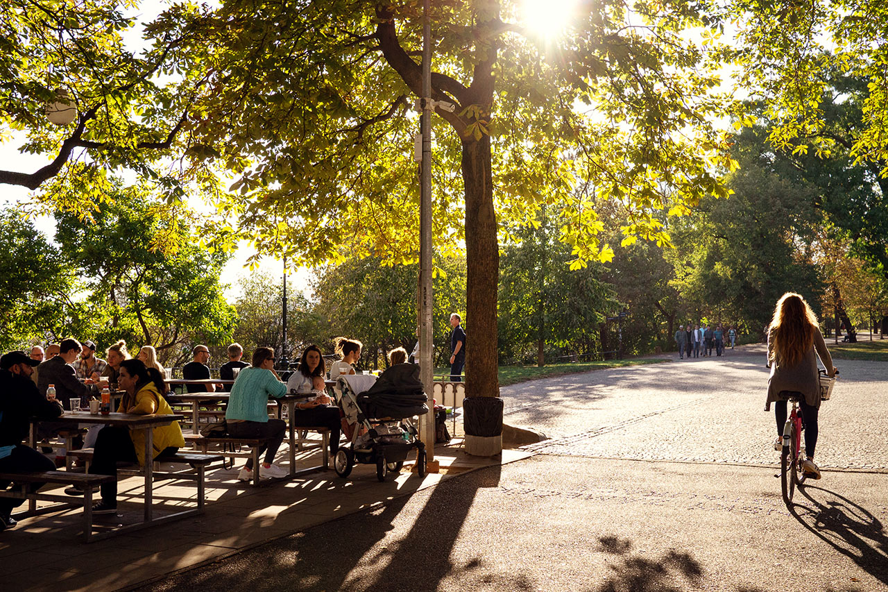 Uteservering i Letná Beer Garden