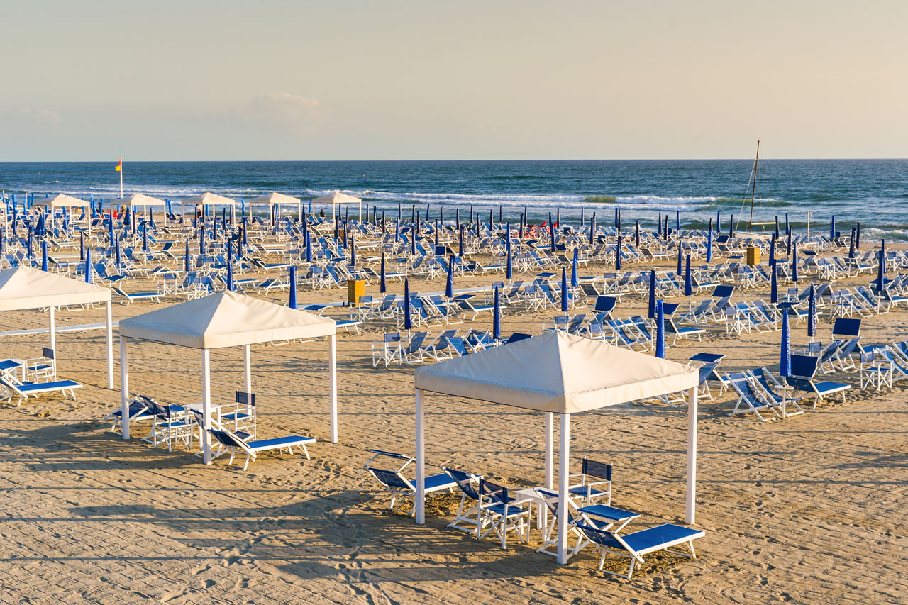 Den 15 kilometer lange sandstranden i Viareggio