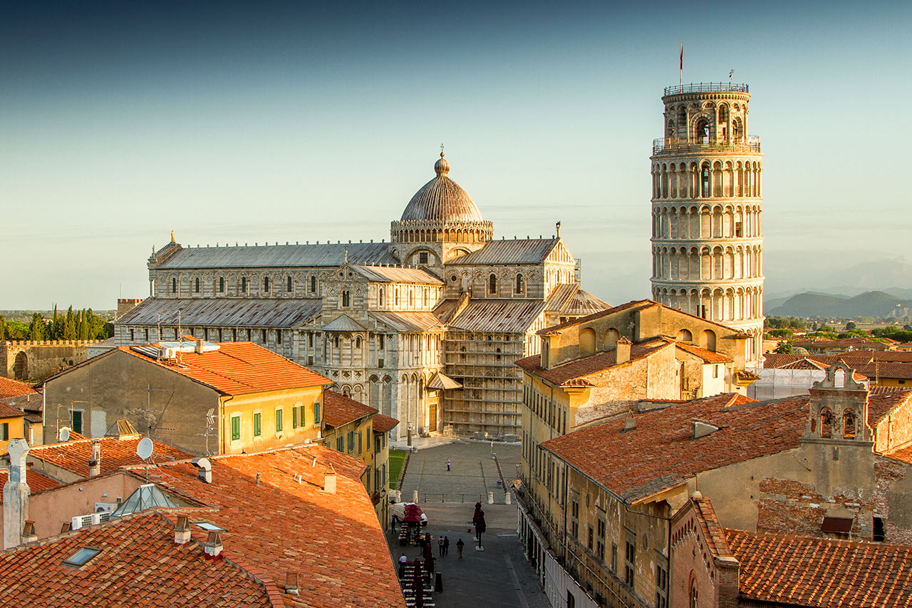 Det berømte skjeve tårn på Piazza dei Miracoli