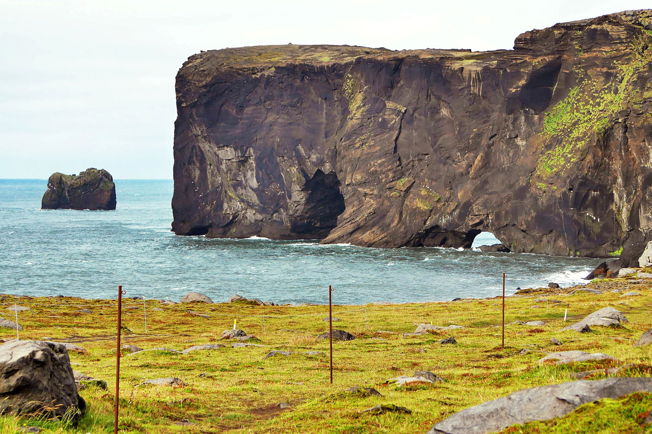 Fra Reykjavik kan du ta herlige hel- og halvdagsutflukter, f.eks. til klippehalvøya Dyrhólaey.