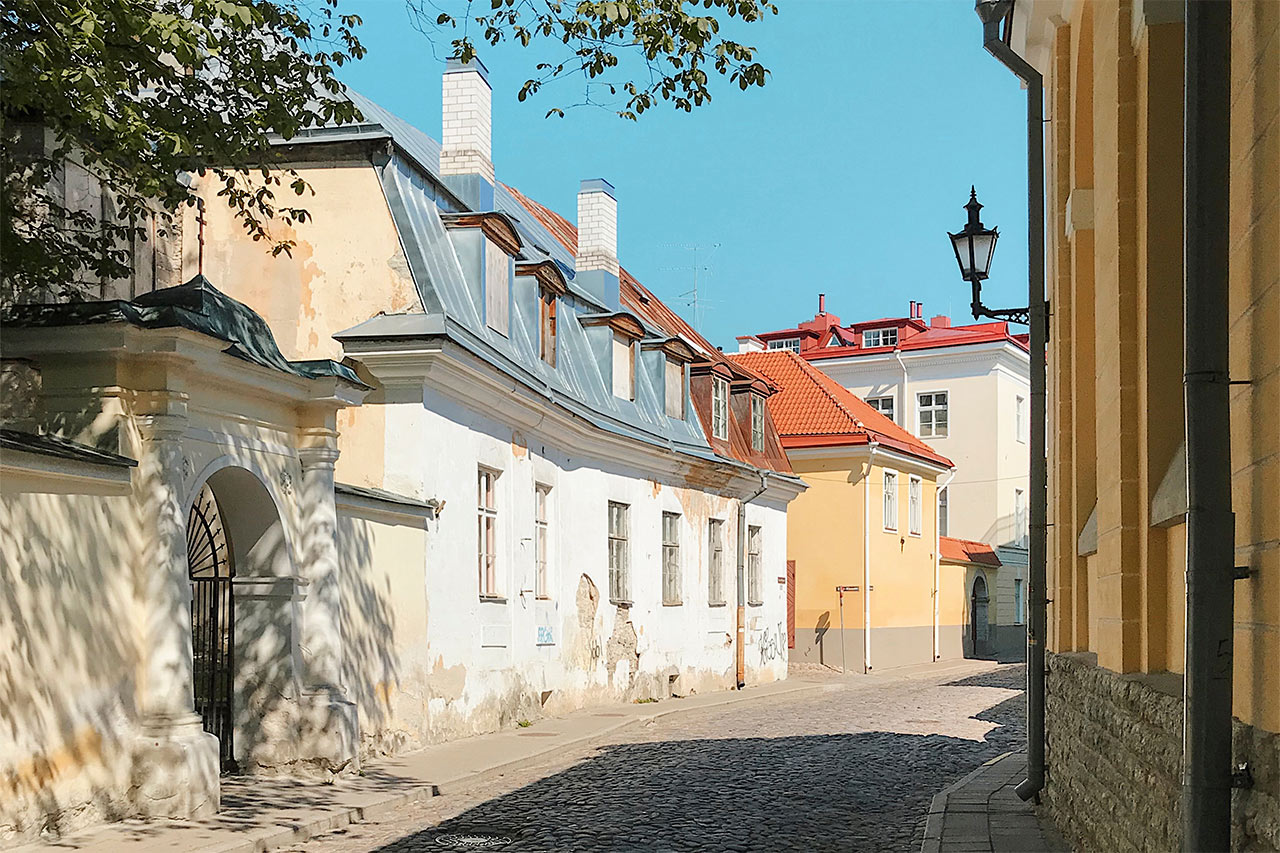 Hyggelige små gater i gamlebyen i Tallinn
