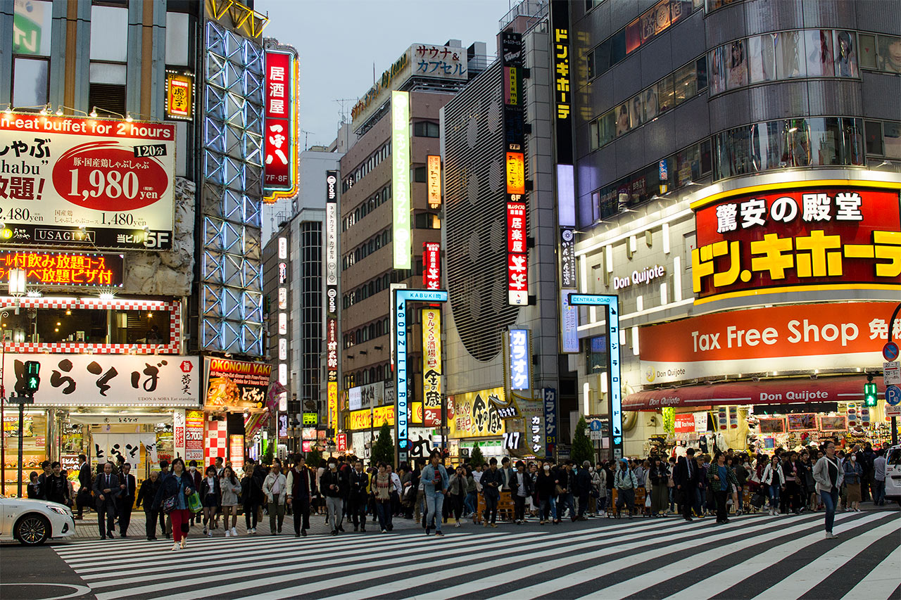 Neonlys langs gaten Yasukuni-dori i Shinjuku